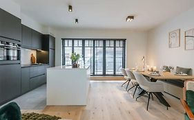 Poseidon Luxe gelijkvloers appartement met tuin ,terras en gratis parking